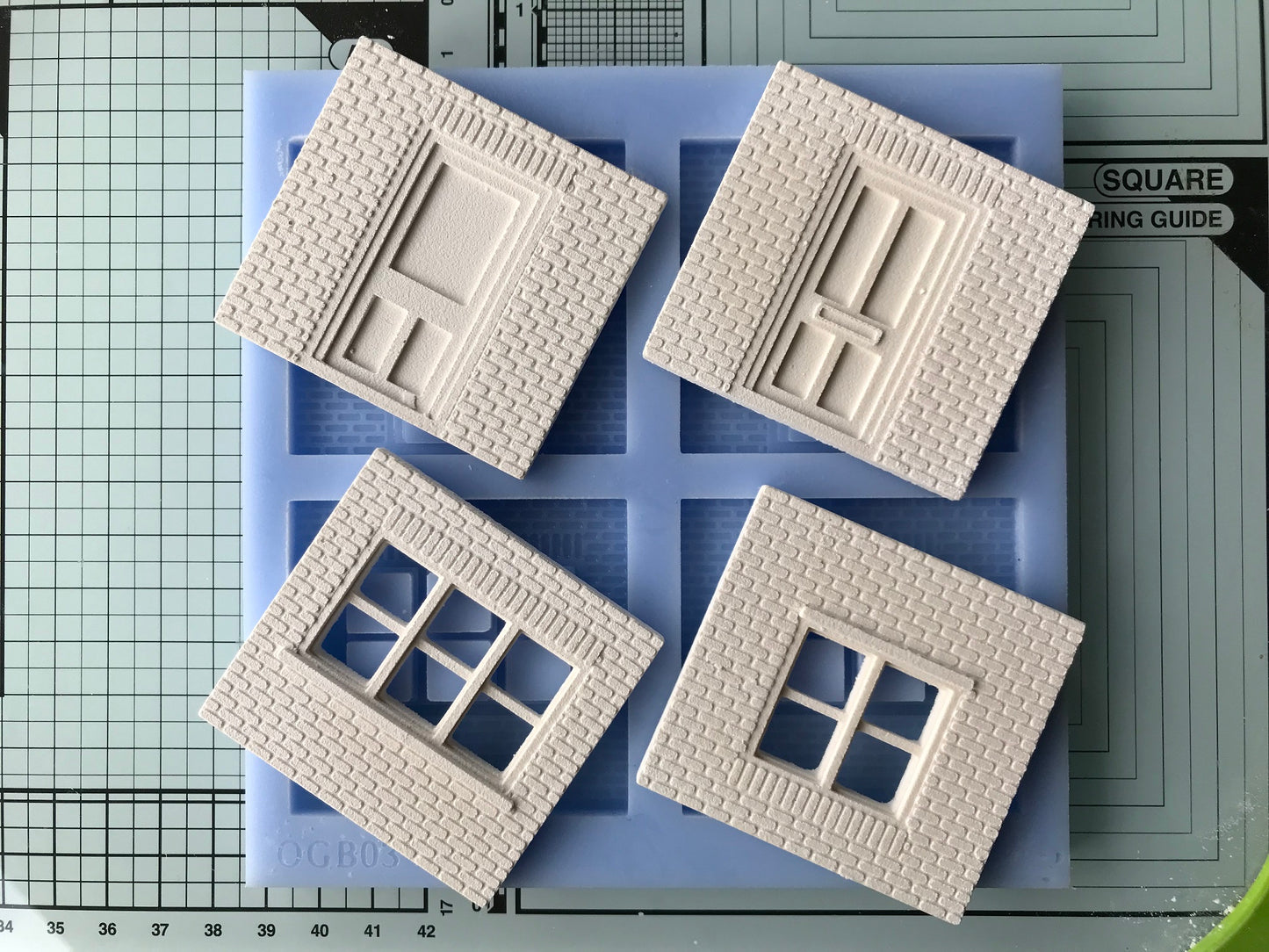 O Gauge 3 Mould Brick Building Kit